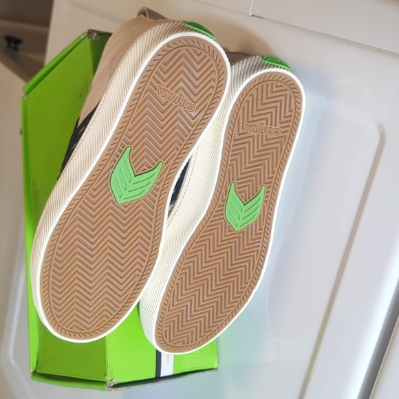 Cariuma (Off-white and Vintage White Suede) 5W - Picture 4 of 6